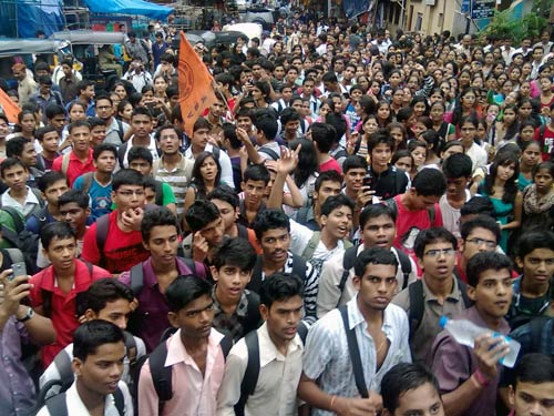 अन्ना के आंदोलन पर आपकी भेजी तस्वीरें | सड़कों पर समर्थक