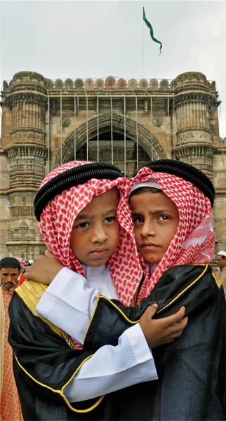 देश भर में हर्षोल्लास से मनाई गई ईद  | ईद की रौनक