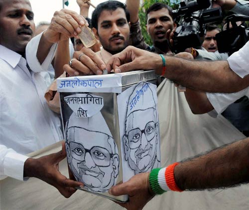 15 अगस्‍त 2011: तस्‍वीरों में देखें दिनभर की खबरें । पढ़ें 