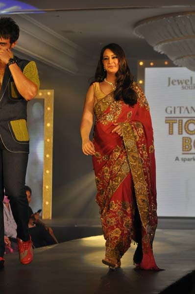 सितारों से रोशन 'गीतांजलि नाइट' | एचडीआईएल फैशन वीक