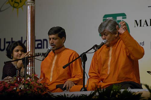 आया 'प्‍यार के दो तार से संसार बांधने' का त्‍योहार