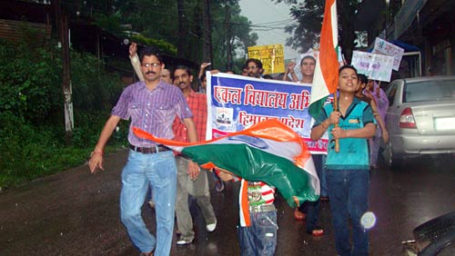 22 अगस्‍त 2011: लोगों ने भेजी तस्‍वीरें । मैं भी अन्‍ना, तू भी अन्‍ना