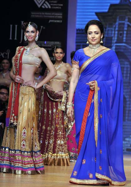 सितारों से गुलजार हुआ ज्‍वेलरी वीक...| स्विमसूट परियां