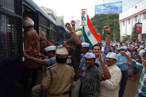 अन्ना के आंदोलन पर आपकी भेजी तस्वीरें | सड़कों पर समर्थक