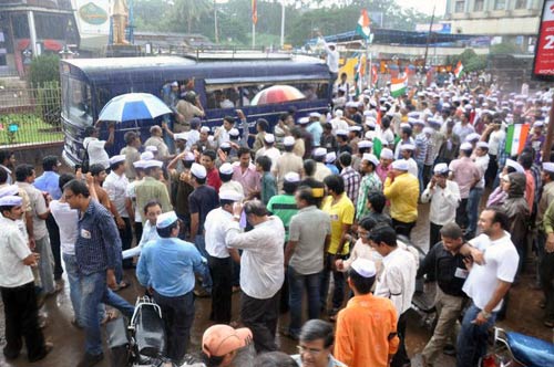 अन्ना के आंदोलन पर आपकी भेजी तस्वीरें | सड़कों पर समर्थक