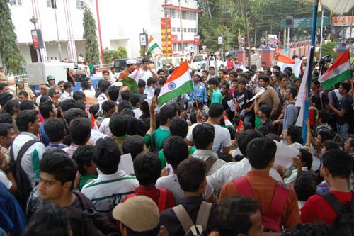 अन्ना के आंदोलन पर आपकी भेजी तस्वीरें | सड़कों पर समर्थक