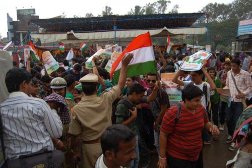 अन्ना के आंदोलन पर आपकी भेजी तस्वीरें | सड़कों पर समर्थक