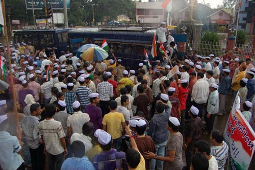 अन्ना के आंदोलन पर आपकी भेजी तस्वीरें | सड़कों पर समर्थक