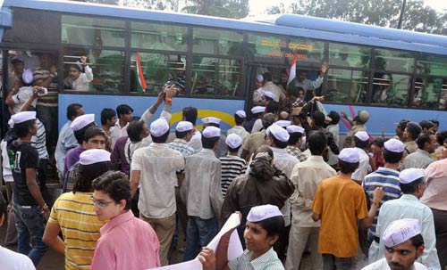 अन्ना के आंदोलन पर आपकी भेजी तस्वीरें | सड़कों पर समर्थक