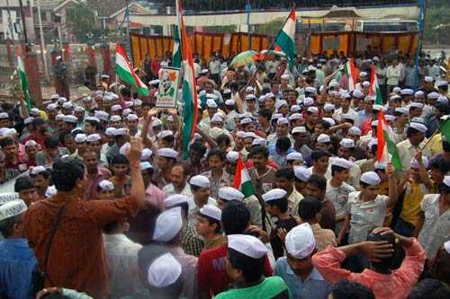 अन्ना के आंदोलन पर आपकी भेजी तस्वीरें | सड़कों पर समर्थक