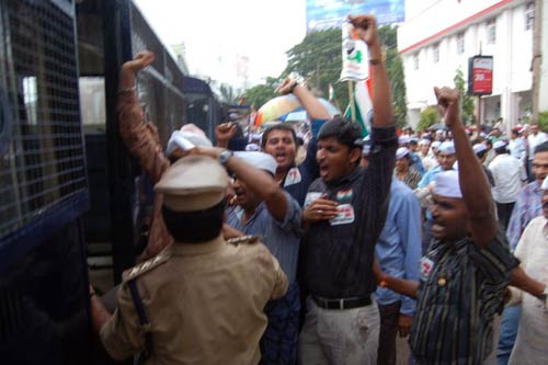 अन्ना के आंदोलन पर आपकी भेजी तस्वीरें | सड़कों पर समर्थक