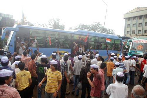 अन्ना के आंदोलन पर आपकी भेजी तस्वीरें | सड़कों पर समर्थक
