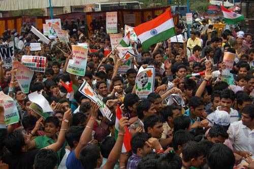 अन्ना के आंदोलन पर आपकी भेजी तस्वीरें | सड़कों पर समर्थक