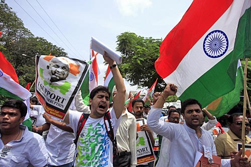 अन्‍ना ने जगाई क्रांति की अलख...  | सड़कों पर समर्थक