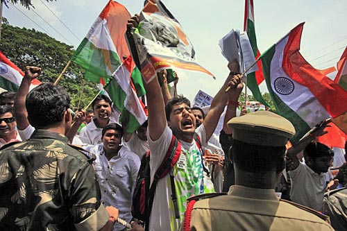 अन्‍ना ने जगाई क्रांति की अलख...  | सड़कों पर समर्थक