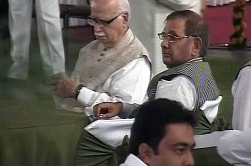 अनशन पर अन्ना, दावत उड़ाते नेता | वीडियो