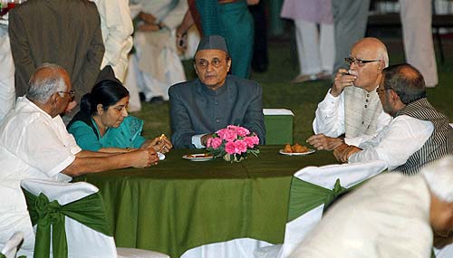 अनशन पर अन्ना, दावत उड़ाते नेता | वीडियो