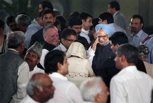 अनशन पर अन्ना, दावत उड़ाते नेता | वीडियो