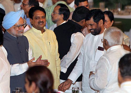 अनशन पर अन्ना, दावत उड़ाते नेता | वीडियो