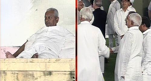 अनशन पर अन्ना, दावत उड़ाते नेता | वीडियो