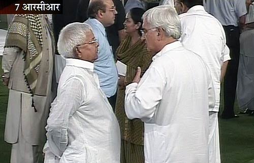 अनशन पर अन्ना, दावत उड़ाते नेता | वीडियो