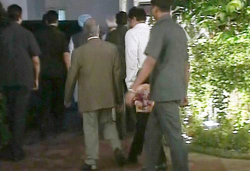 अनशन पर अन्ना, दावत उड़ाते नेता | वीडियो