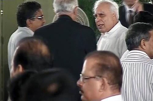 अनशन पर अन्ना, दावत उड़ाते नेता | वीडियो