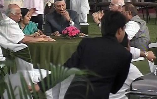 अनशन पर अन्ना, दावत उड़ाते नेता | वीडियो