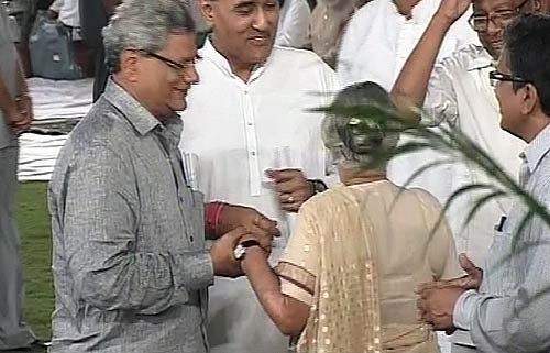 अनशन पर अन्ना, दावत उड़ाते नेता | वीडियो