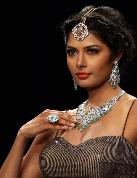 सितारों से गुलजार हुआ ज्‍वेलरी वीक...| स्विमसूट परियां