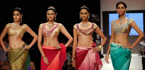 सितारों से गुलजार हुआ ज्‍वेलरी वीक...| स्विमसूट परियां