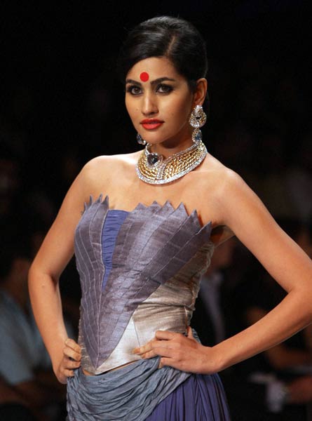 सितारों से गुलजार हुआ ज्‍वेलरी वीक...| स्विमसूट परियां