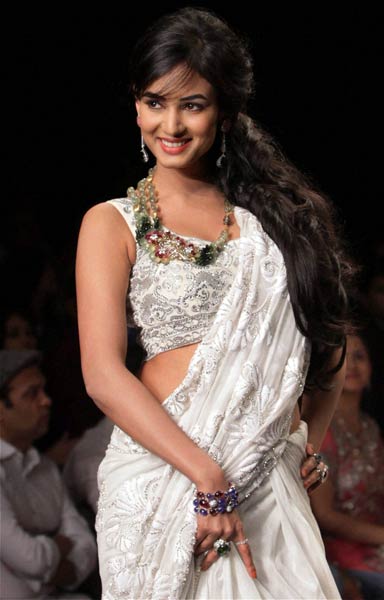 सितारों से गुलजार हुआ ज्‍वेलरी वीक...| स्विमसूट परियां