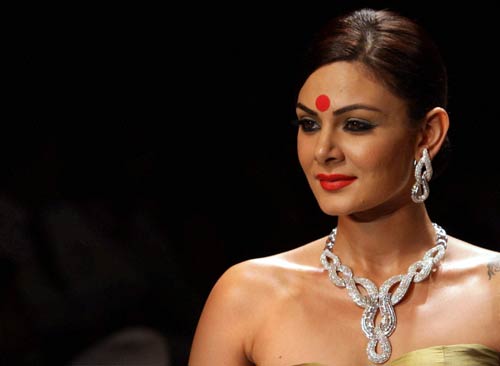 सितारों से गुलजार हुआ ज्‍वेलरी वीक...| स्विमसूट परियां