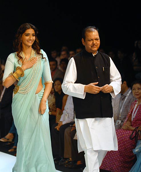 सितारों से गुलजार हुआ ज्‍वेलरी वीक...| स्विमसूट परियां