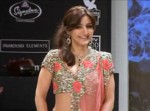 सितारों से गुलजार हुआ ज्‍वेलरी वीक...| स्विमसूट परियां