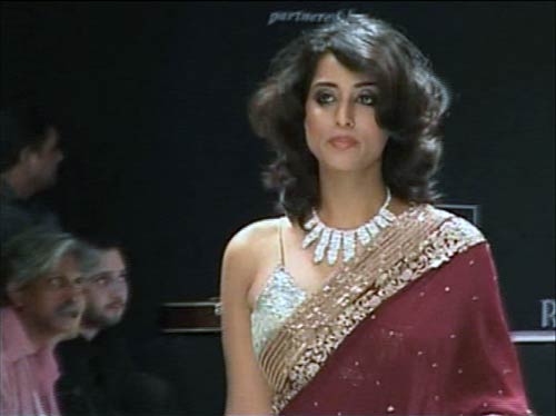 सितारों से गुलजार हुआ ज्‍वेलरी वीक...| स्विमसूट परियां