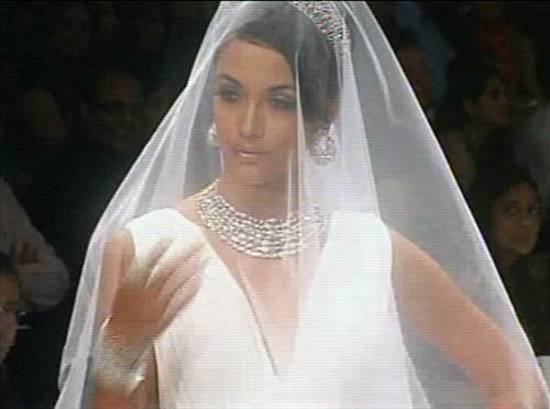 सितारों से गुलजार हुआ ज्‍वेलरी वीक...| स्विमसूट परियां