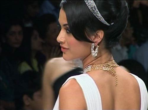 सितारों से गुलजार हुआ ज्‍वेलरी वीक...| स्विमसूट परियां