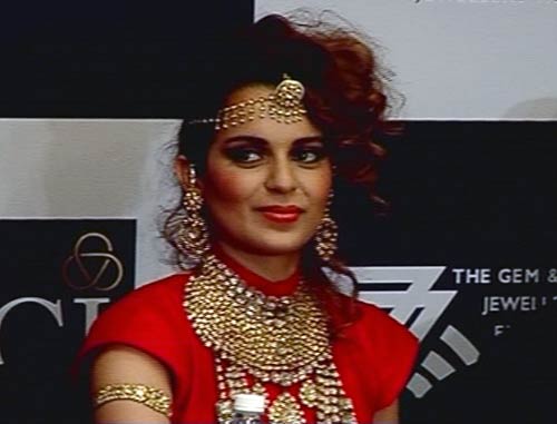 सितारों से गुलजार हुआ ज्‍वेलरी वीक...| स्विमसूट परियां