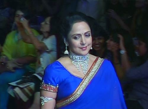 सितारों से गुलजार हुआ ज्‍वेलरी वीक...| स्विमसूट परियां