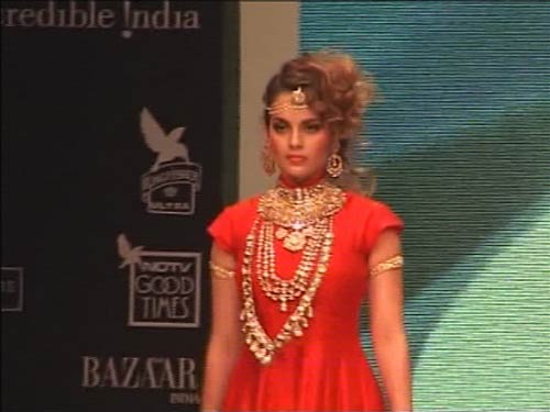 सितारों से गुलजार हुआ ज्‍वेलरी वीक...| स्विमसूट परियां