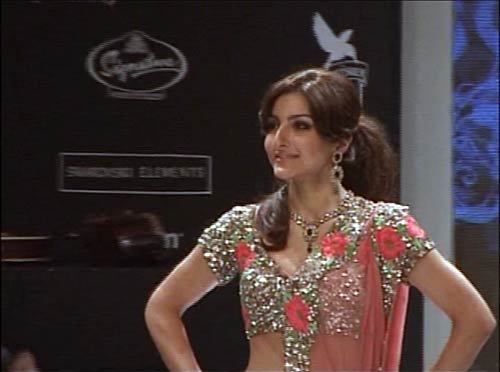 सितारों से गुलजार हुआ ज्‍वेलरी वीक...| स्विमसूट परियां