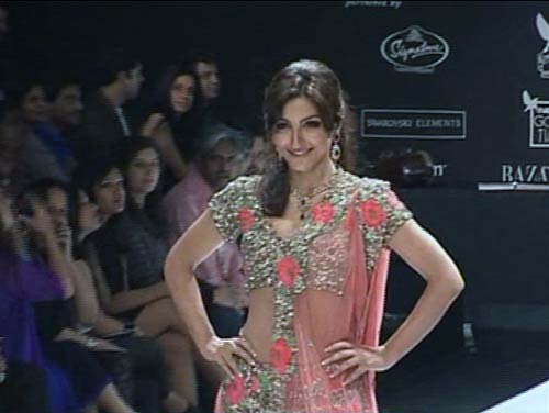 सितारों से गुलजार हुआ ज्‍वेलरी वीक...| स्विमसूट परियां