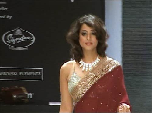 सितारों से गुलजार हुआ ज्‍वेलरी वीक...| स्विमसूट परियां