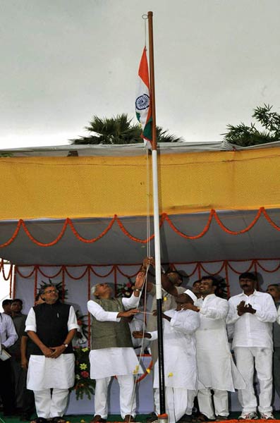 15 अगस्‍त 2011: तस्‍वीरों में देखें दिनभर की खबरें । पढ़ें 