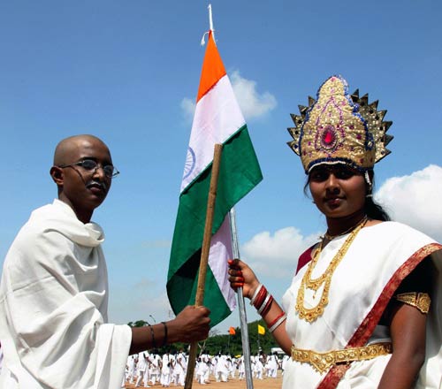 देशभर में मनाया गया स्वतंत्रता दिवस  |  लालकिले पर फहराया गया तिरंगा