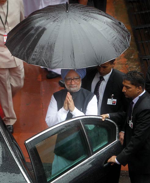 प्रधानमंत्री ने लाल किले पर फहराया तिरंगा...