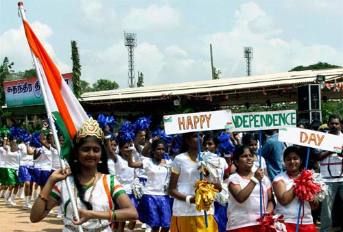 देशभर में मनाया गया स्वतंत्रता दिवस  |  लालकिले पर फहराया गया तिरंगा