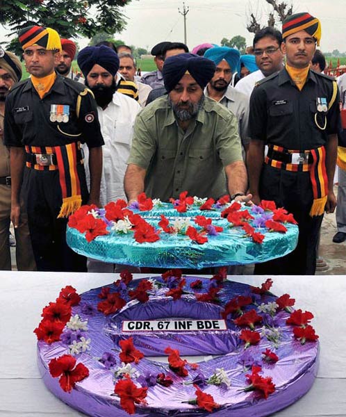 15 अगस्‍त 2011: तस्‍वीरों में देखें दिनभर की खबरें । पढ़ें 